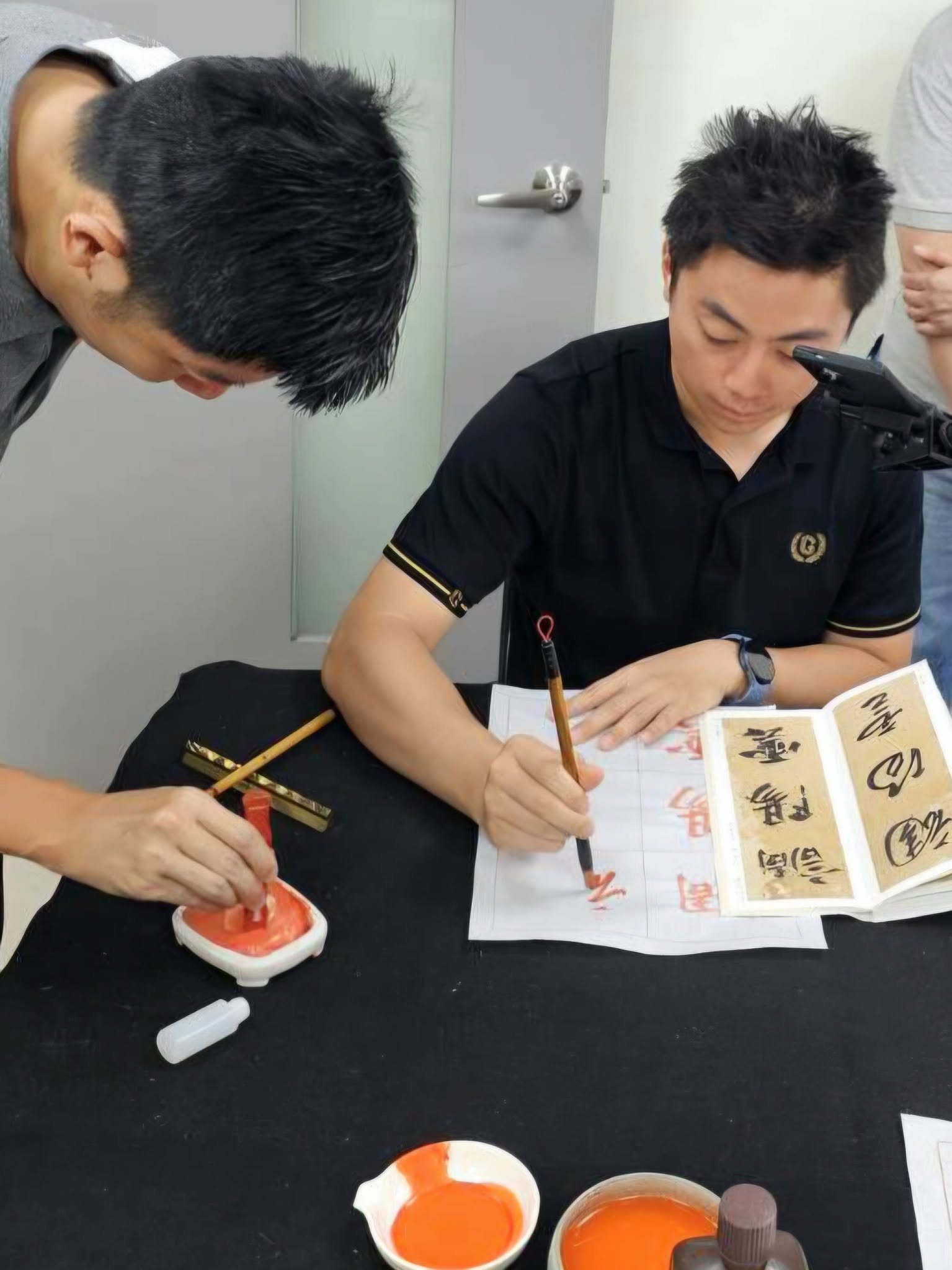 書法老師現場示範與初學者教學